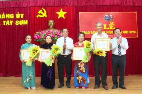 Lễ trao huy hiệu Đảng đợt 2/9